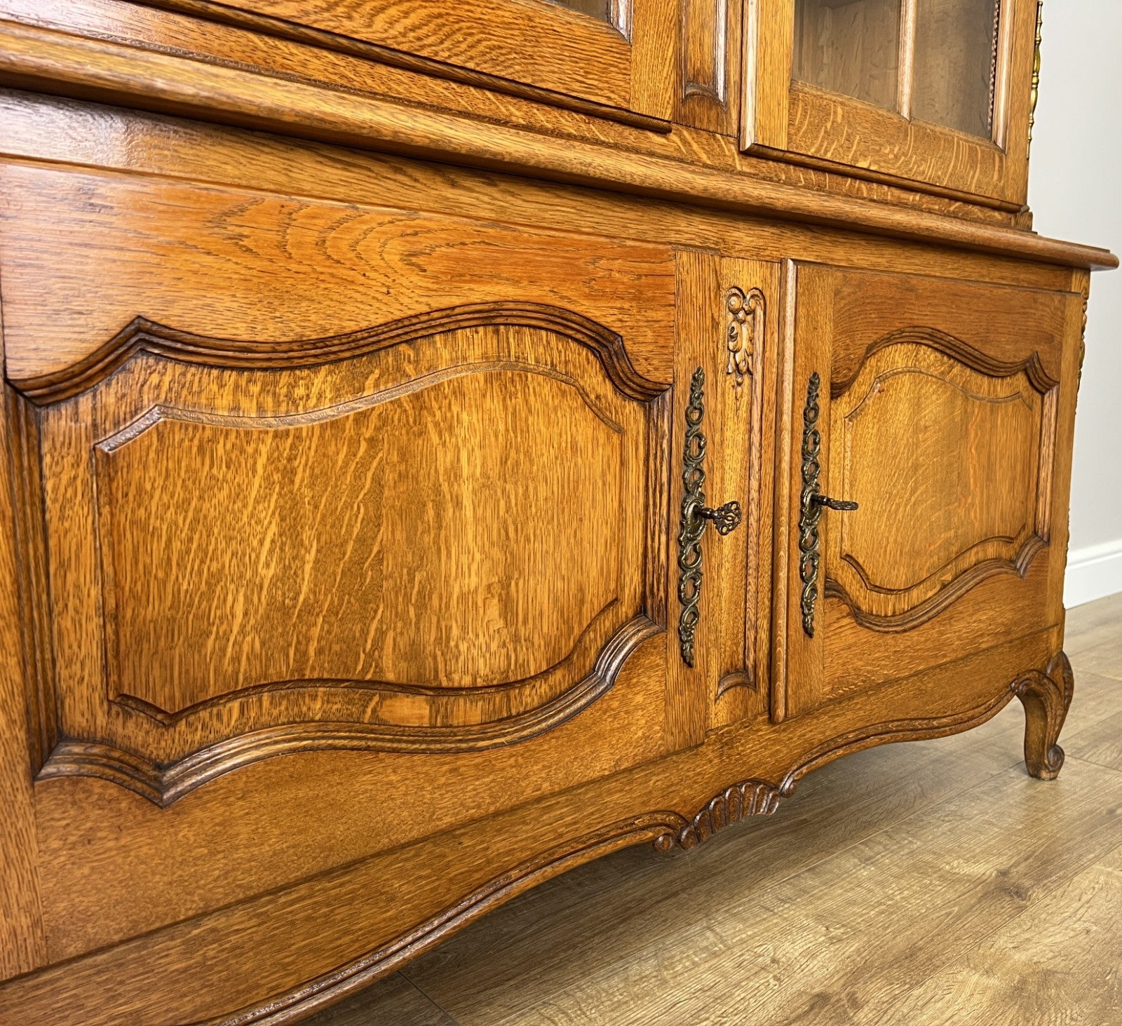 Bookcase Vintage French Louis XIV Style Oak Display Cabinet Sideboard LOT 493410