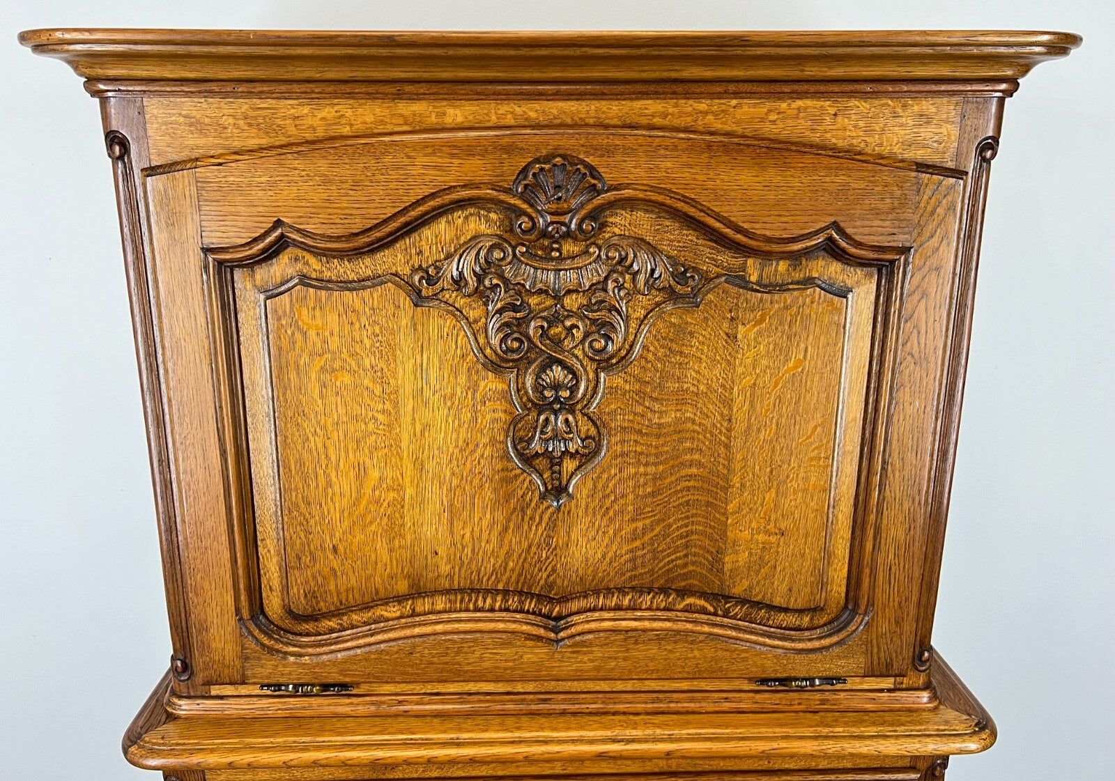 Cabinet Vintage French Louis XIV Style Cabriole Legs Carved Sideboard LOT 29173