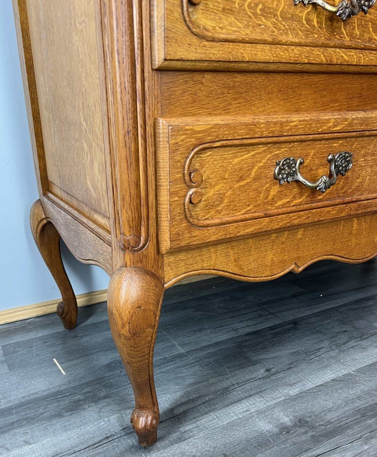 Chest of Drawers Vintage French Louis Oak with 3 Drawers Carved Cabinet LOT 44687
