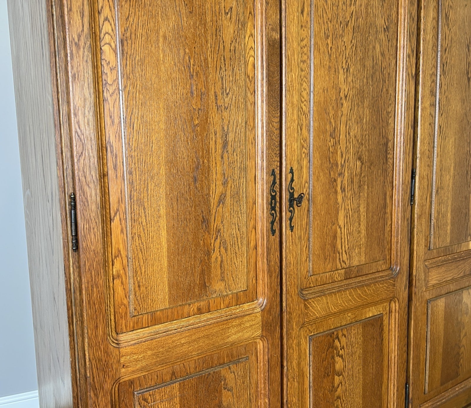 Wardrobe Vintage French Style Oak Four Door Carved Armoire Cabinet LOT 61583