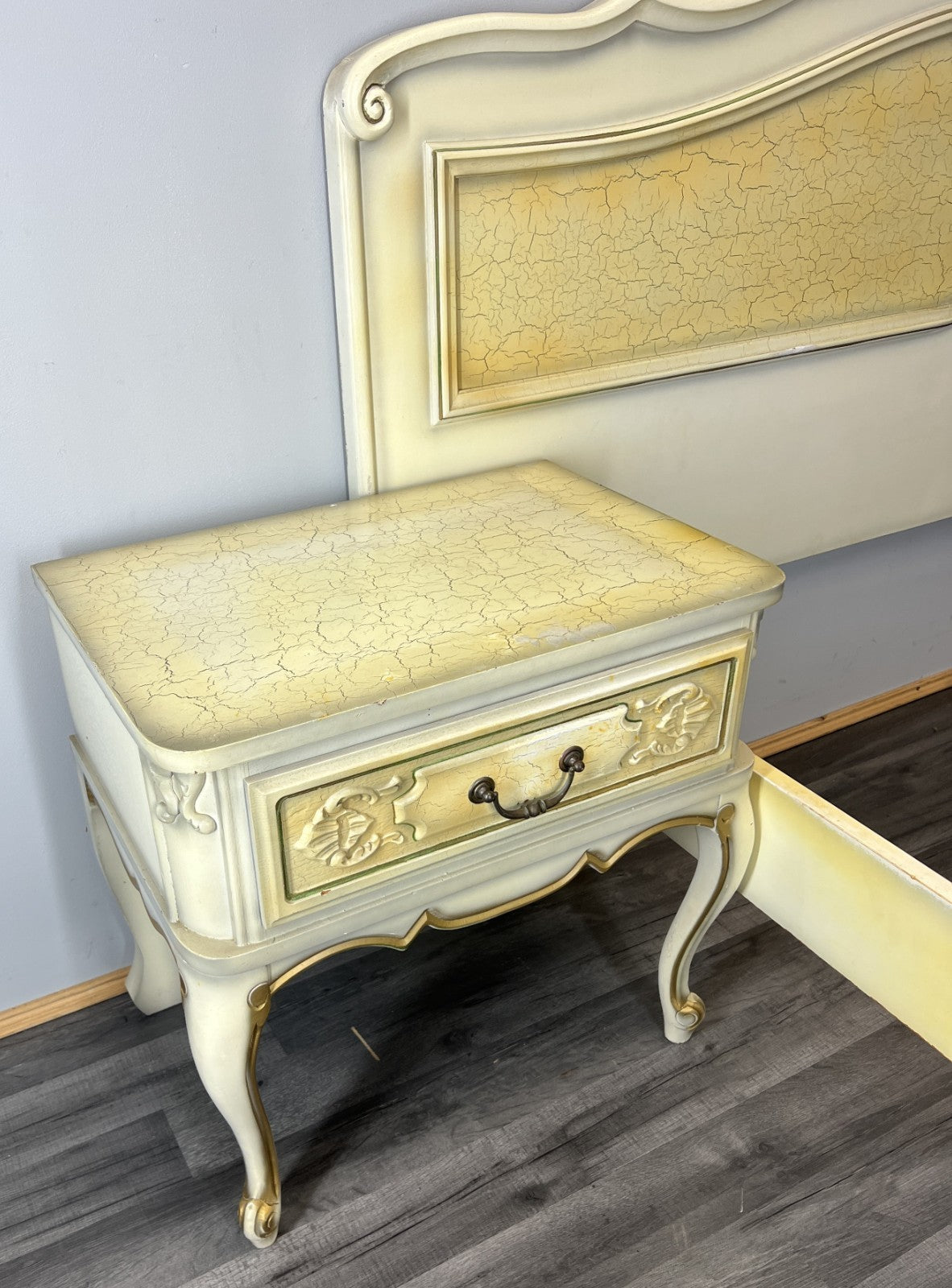 Bed Vintage Shabby Chic Double Bed Frame Headboard with Bedsides Tables LOT 463611