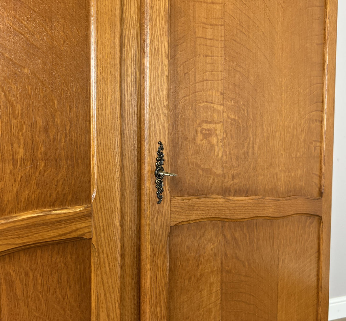 Wardrobe Vintage French Louis Oak Two Door Bedroom Storage Armoire LOT 6536