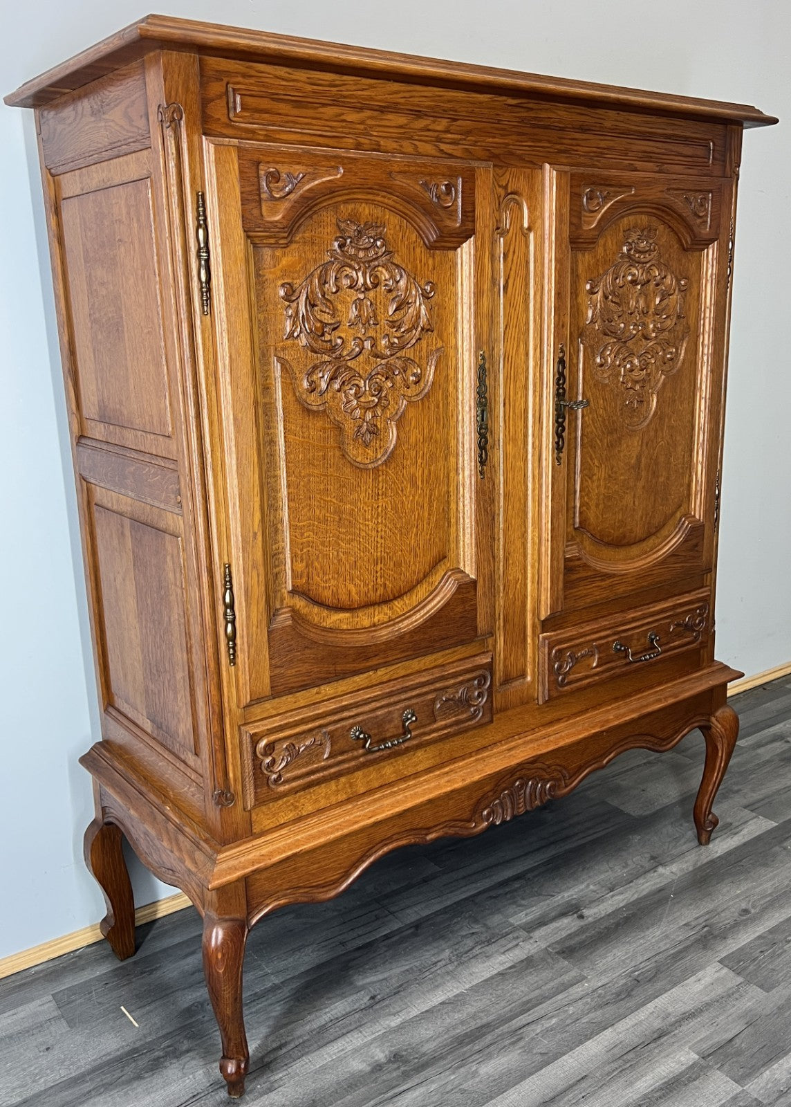 Cabinet Vintage French Louis XIV Oak Sideboard with Carved Cupboard LOT 44714