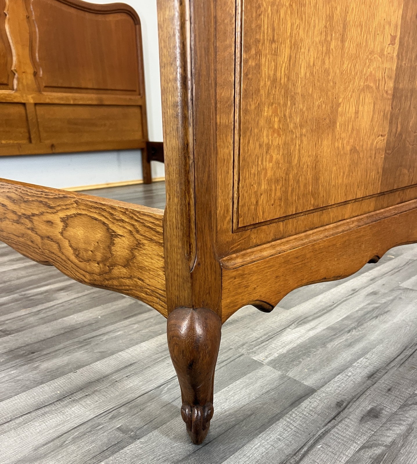 Bed Vintage French Louis Style Oak Double Bed Frame Carved Headboard LOT 47309