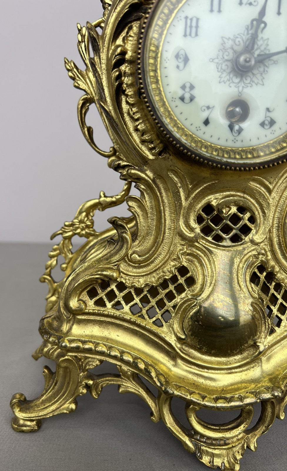 Clock Vintage French Style Brass Ornate Mantel Clock with Key LOT 6474