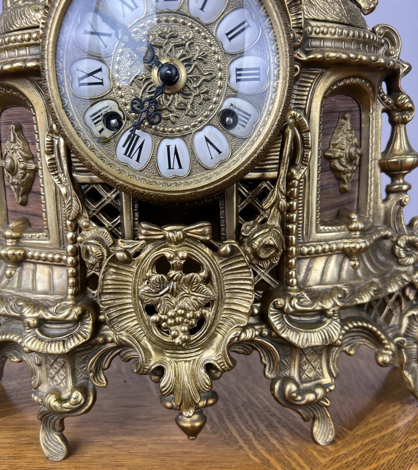 Clock Vintage French Brass Ornate Romantic Couple Mantel Clock LOT 60526