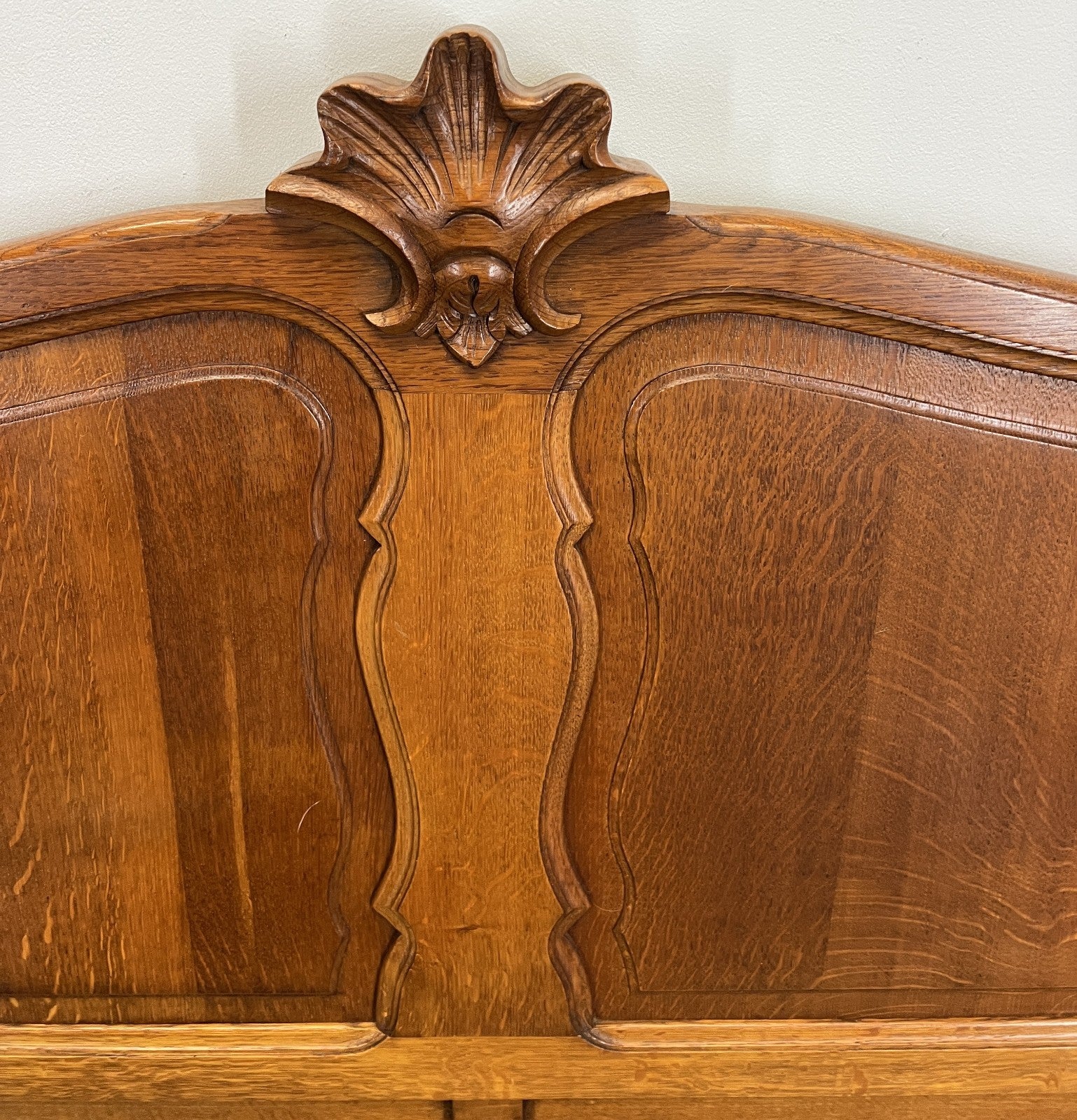 Bed Vintage French Louis Style Oak Double Bed Frame Carved Headboard LOT 47307