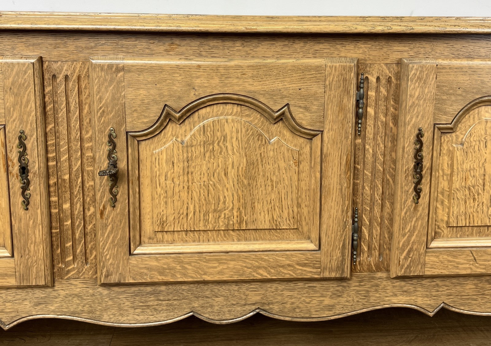 Cabinet Vintage French Style Oak Storage Sideboard Carved Cupboard LOT 62817