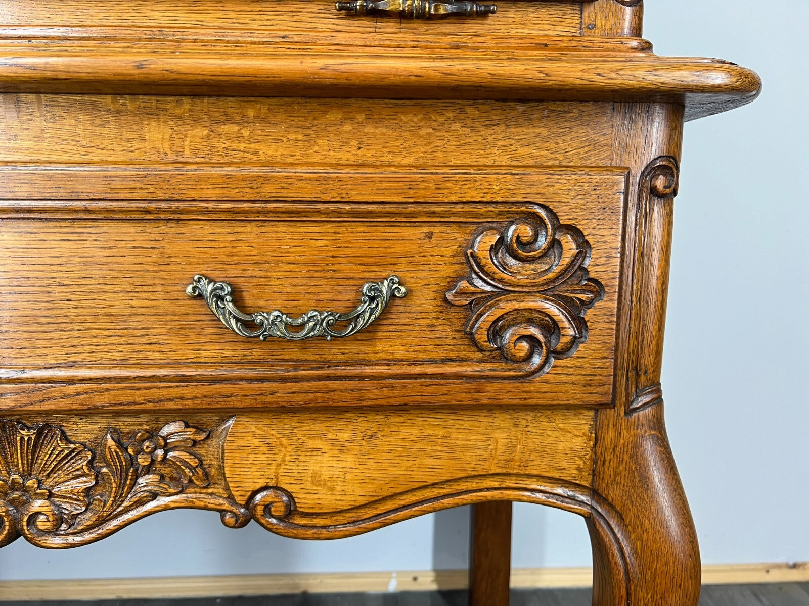 Cabinet Vintage French Louis XIV Style Cabriole Legs Carved Sideboard LOT 29178