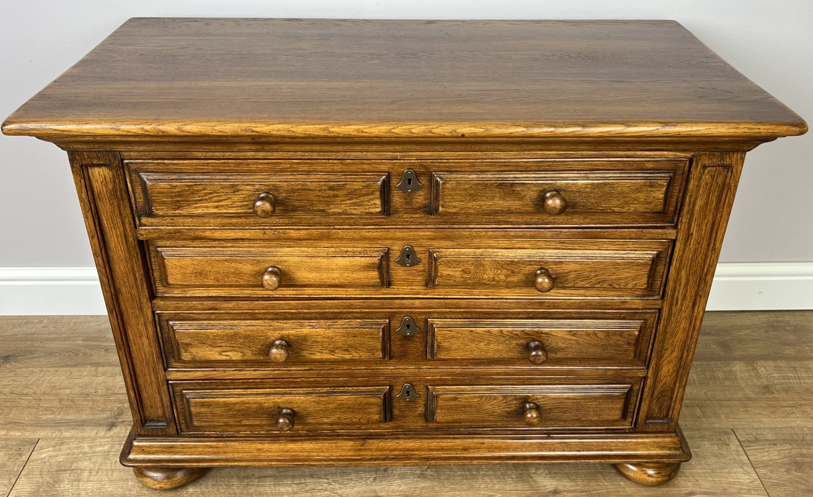 Chest of Drawers Vintage French Style Oak 4 Drawers Carved Cabinet LOT 62580
