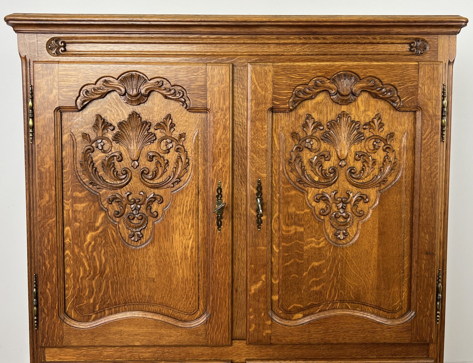 Cabinet Vintage French Louis XIV Oak Sideboard with Carved Cupboard LOT 62517