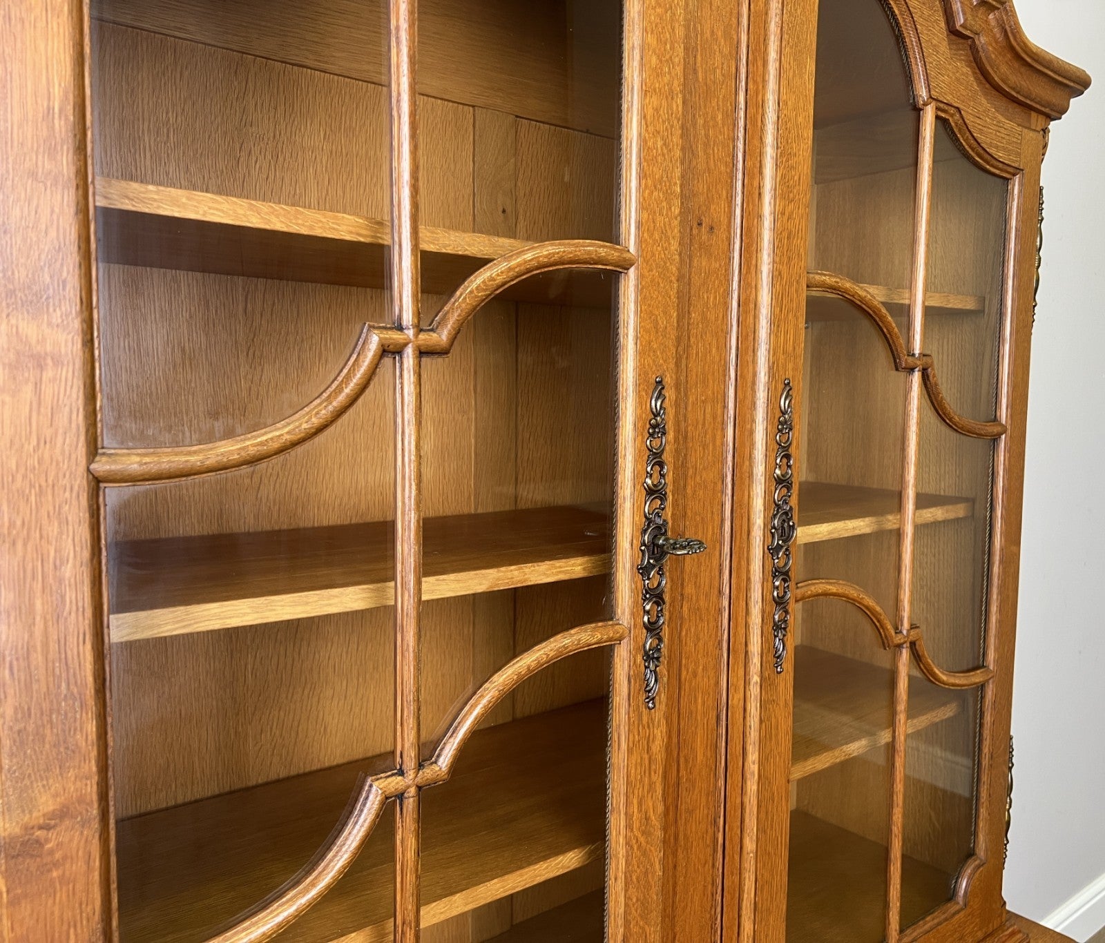 Bookcase Vintage French Louis XVI Oak Display Cabinet Carved Sideboard LOT 62834