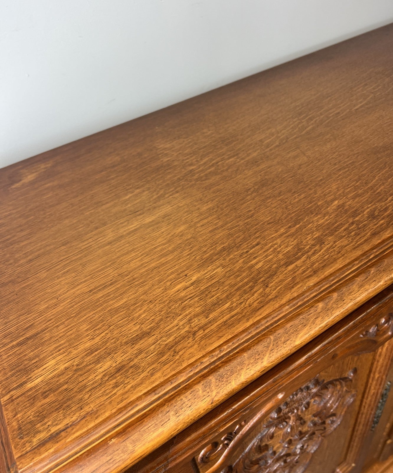 Cabinet Vintage French Louis XIV Oak Sideboard with Carved Cupboard LOT 447112