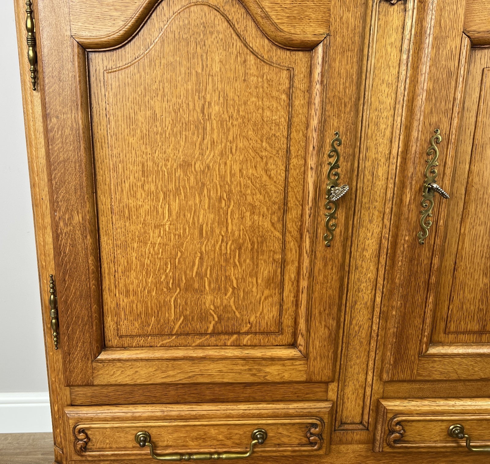 Cabinet Vintage French Louis XIV Style Sideboard Oak Carved Cupboard LOT 62684