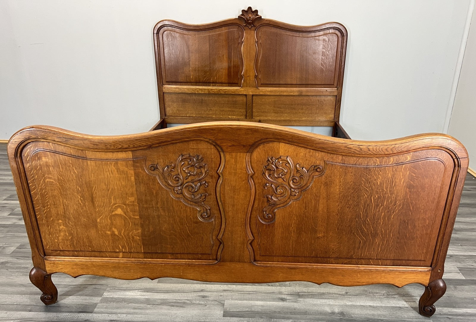 Bed Vintage French Louis Style Oak Double Bed Frame Carved Headboard LOT 47302