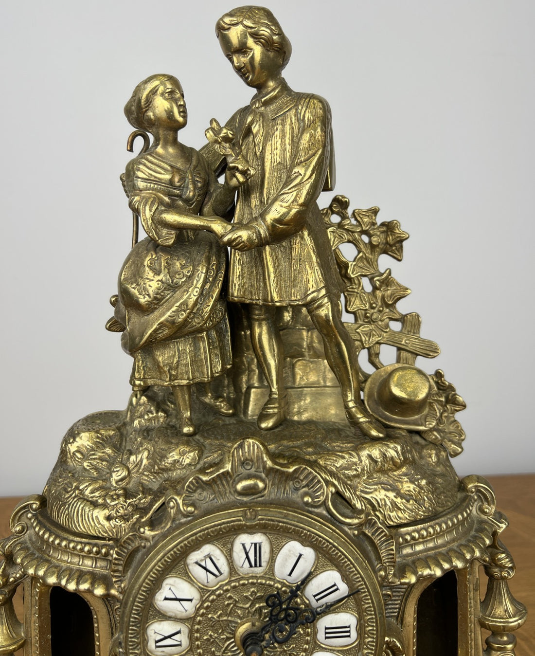 Clock Vintage Brass Figural Mantel Clock Decorative Ornate Design LOT 60350