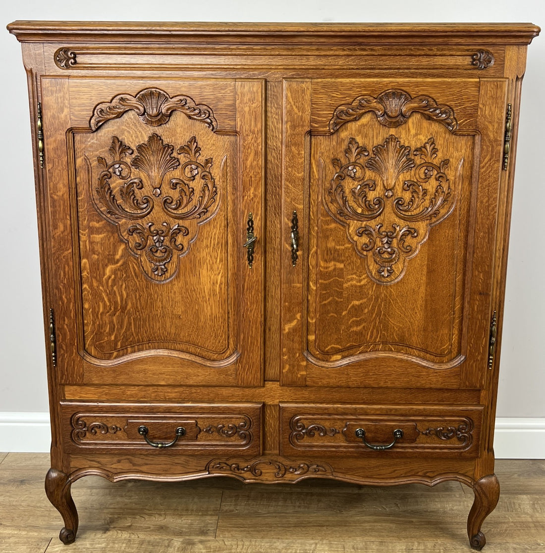 Cabinet Vintage French Louis XIV Oak Sideboard with Carved Cupboard LOT 62510