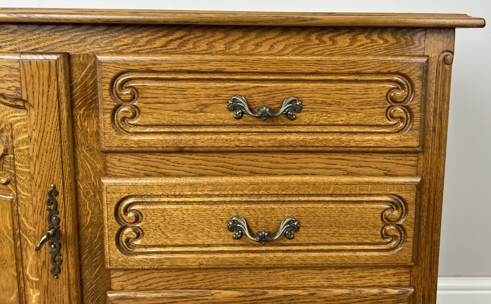 Cabinet Vintage French Louis XIV Oak Sideboard with Carved Cupboard LOT 62646