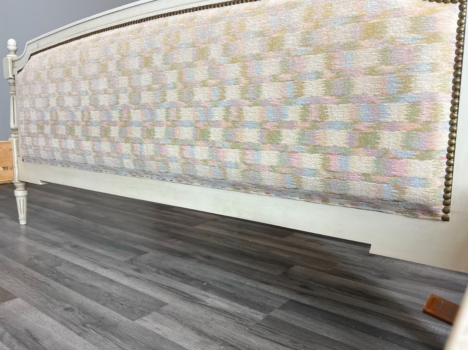 Bed King Size Vintage French Shabby Chic  Bed Frame Carved Headboard LOT 458411