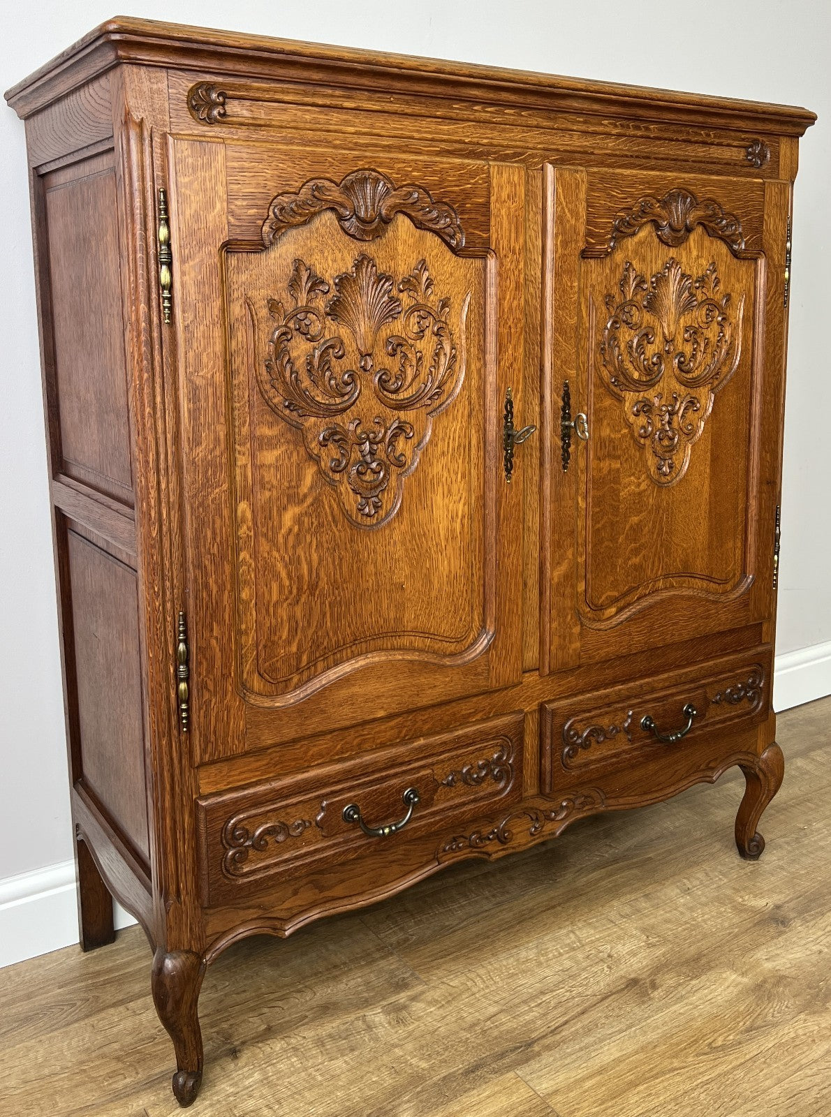 Cabinet Vintage French Louis XIV Oak Sideboard with Carved Cupboard LOT 62512