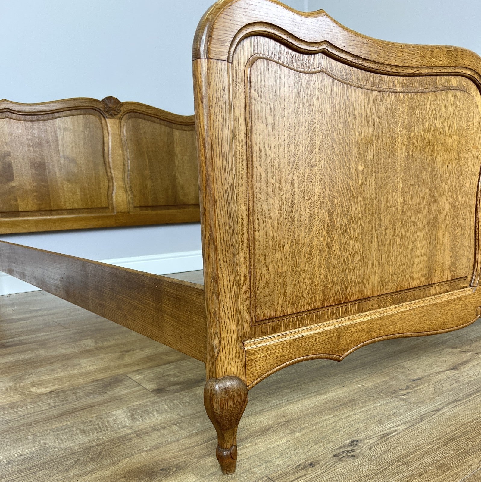 Bed Vintage French Louis Style Oak Double Bed Frame Carved Headboard LOT 63882