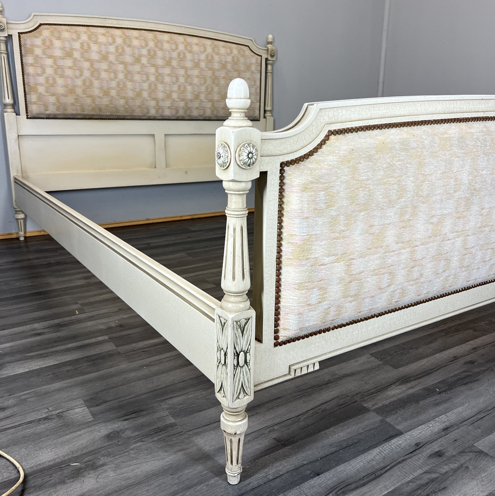 Bed King Size Vintage French Shabby Chic  Bed Frame Carved Headboard LOT 45846