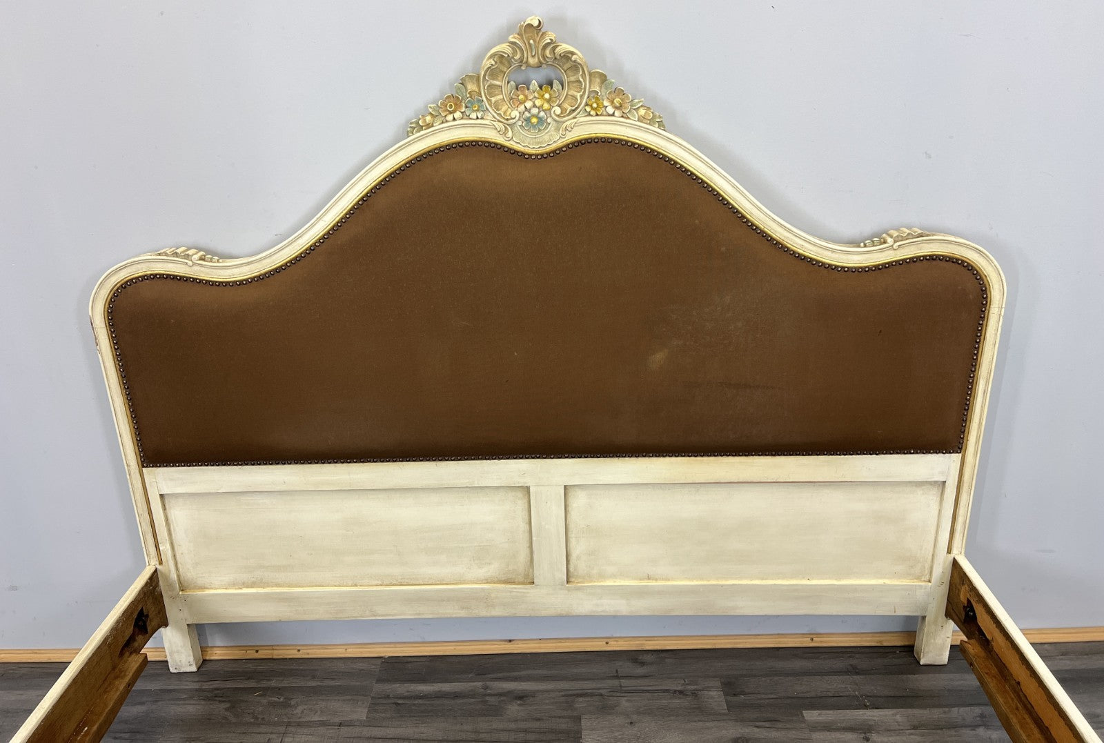 Bed Vintage French Shabby Chic Upholstered King Size Bed Frame LOT 48163