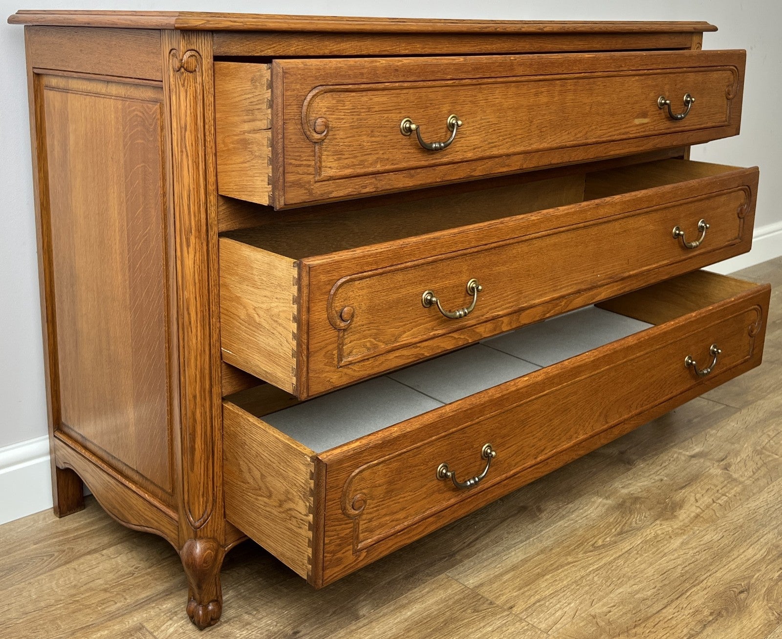 Chest of Drawers Vintage French Louis Oak 3 Drawers Carved Cabinet LOT 626510
