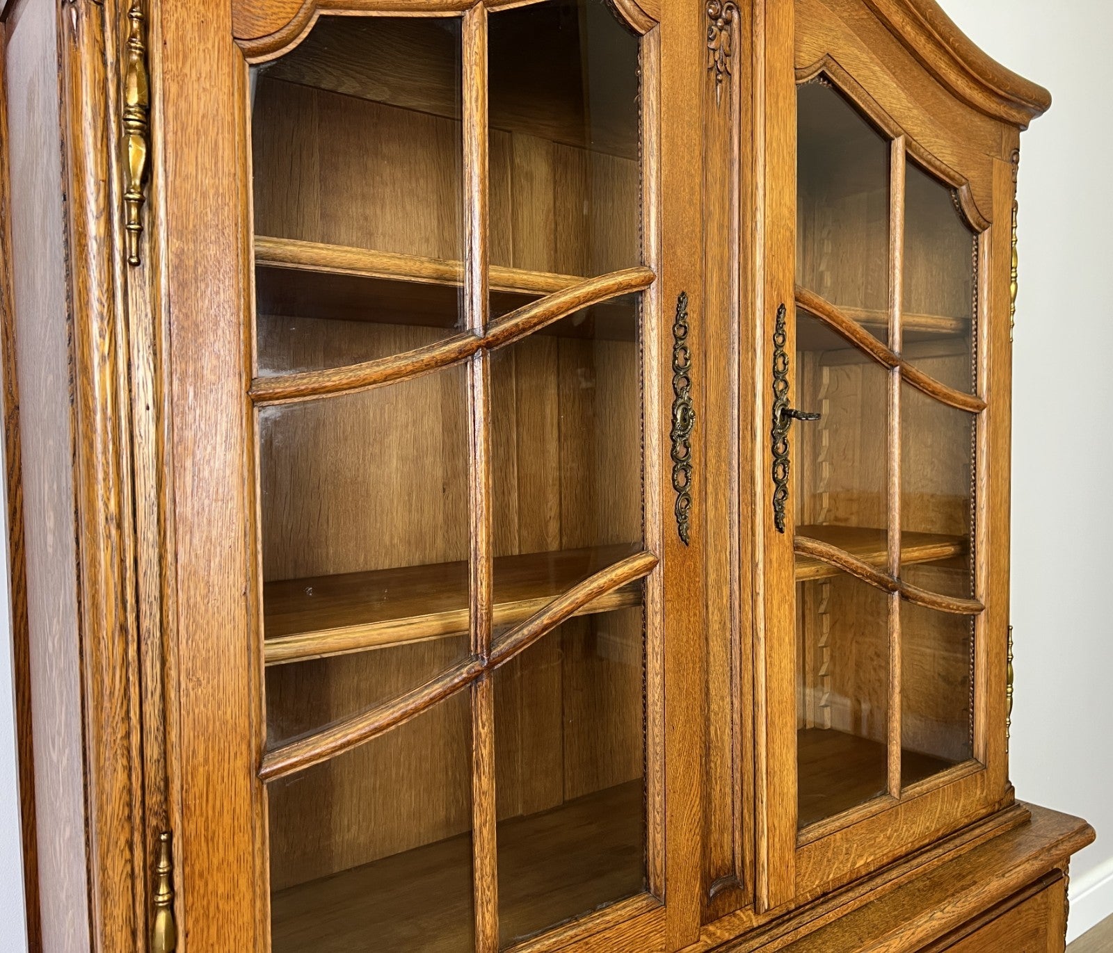 Bookcase Vintage French Louis XIV Style Oak Display Cabinet Sideboard LOT 49347