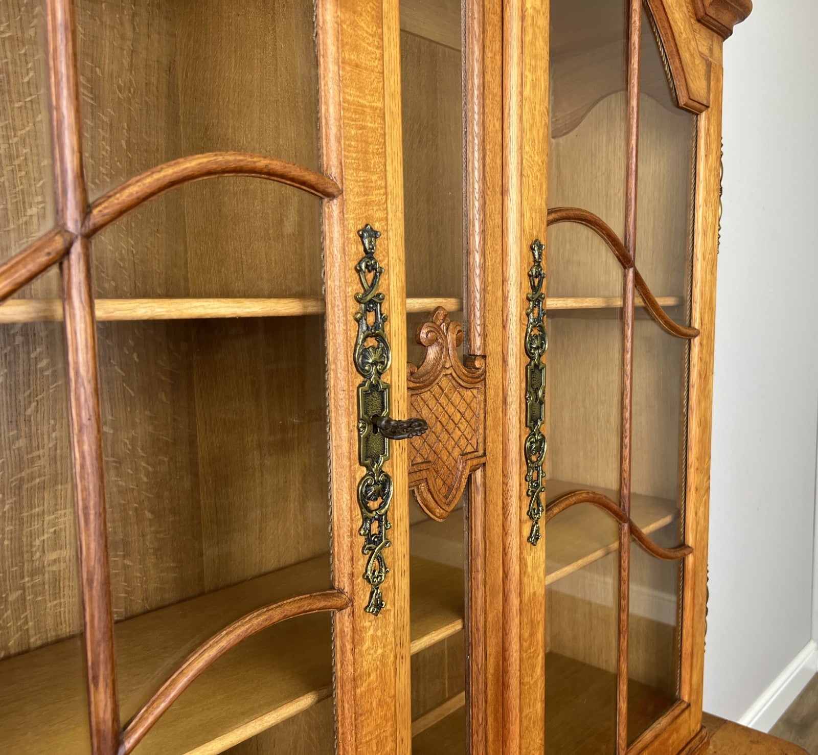 Bookcase Vintage French Louis XVI Oak Display Cabinet Carved Sideboard LOT 62854