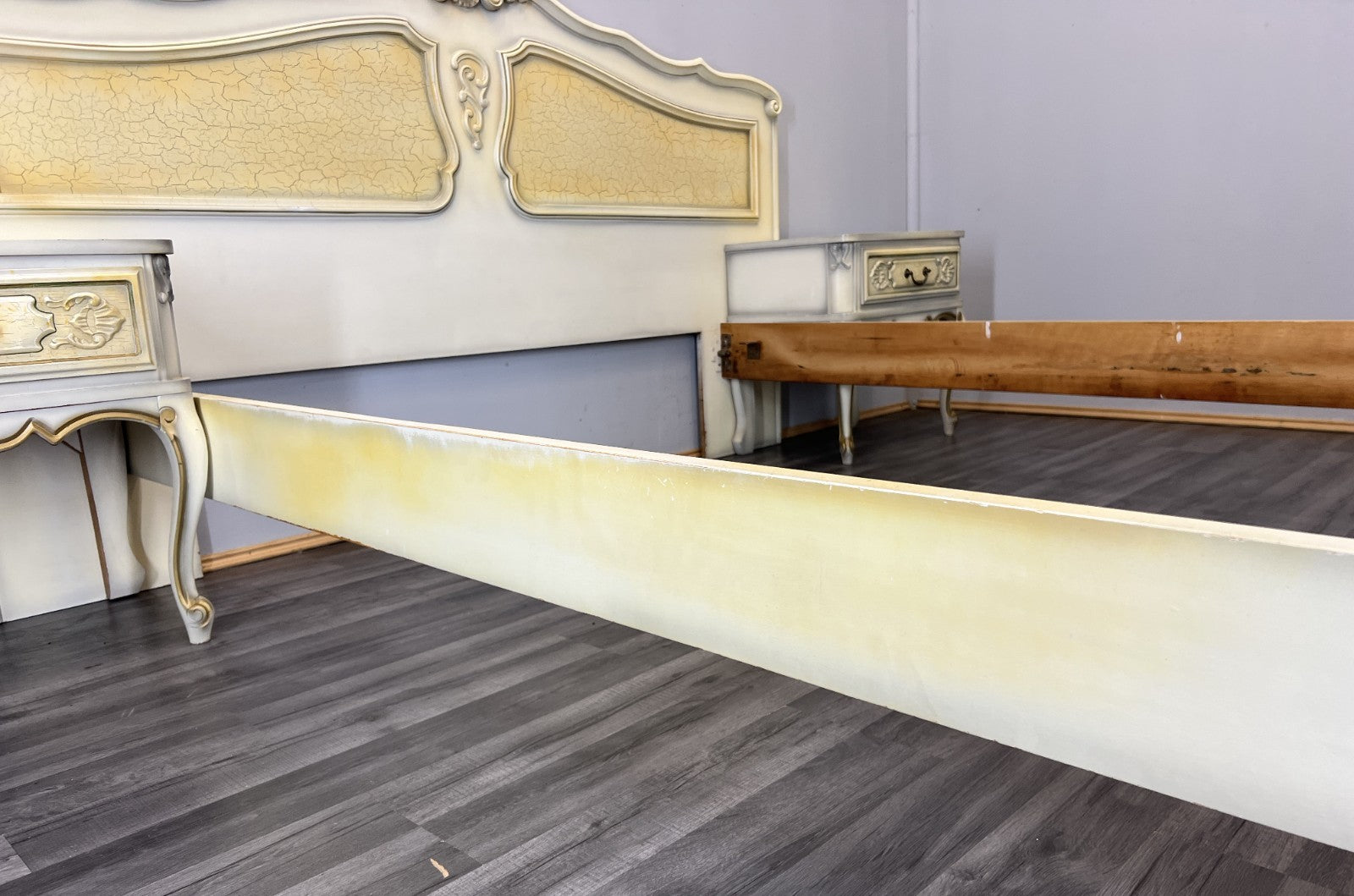 Bed Vintage Shabby Chic Double Bed Frame Headboard with Bedsides Tables LOT 46368