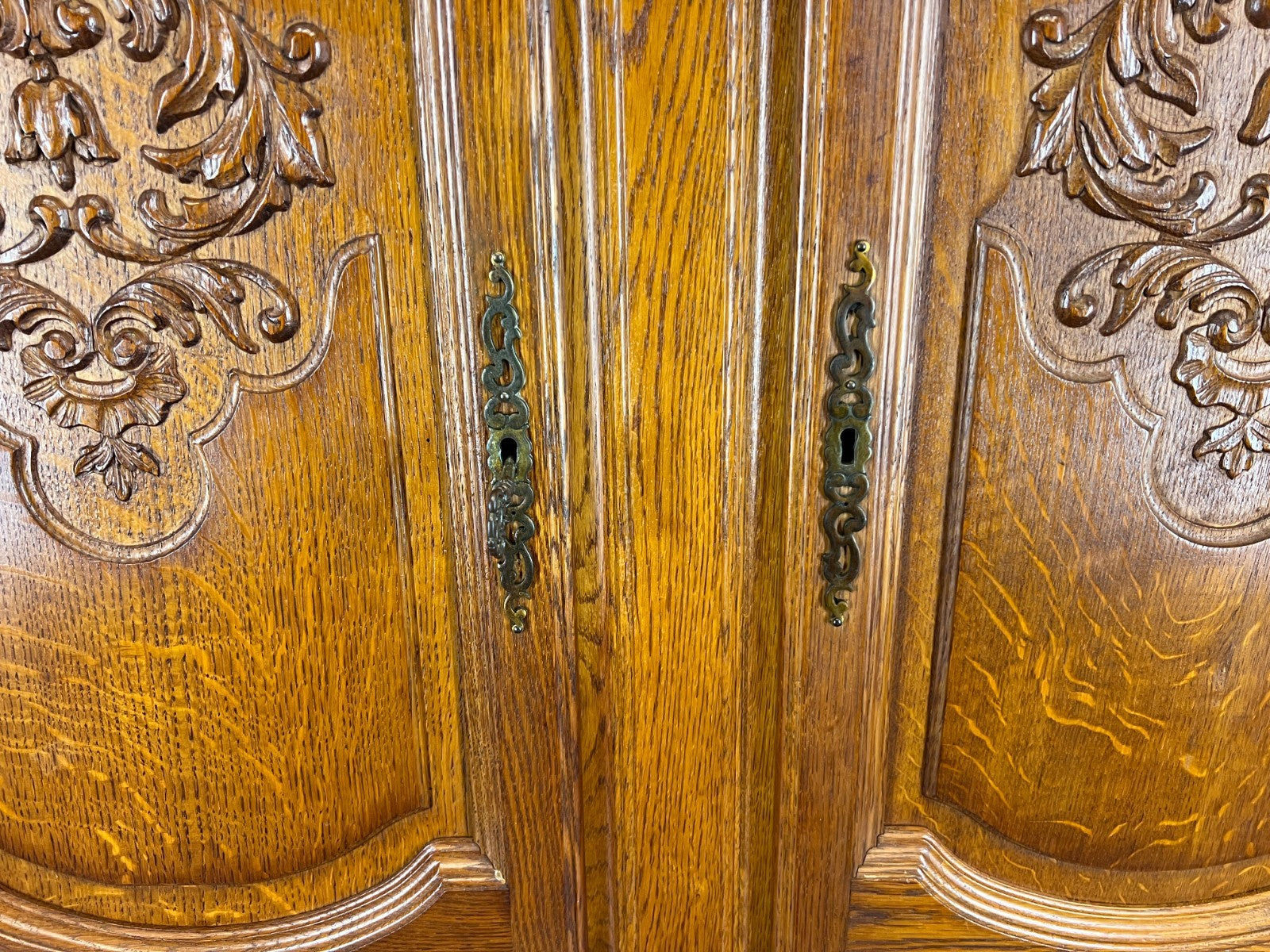 Cabinet Vintage French Louis XIV Oak Sideboard with Carved Cupboard LOT 44715