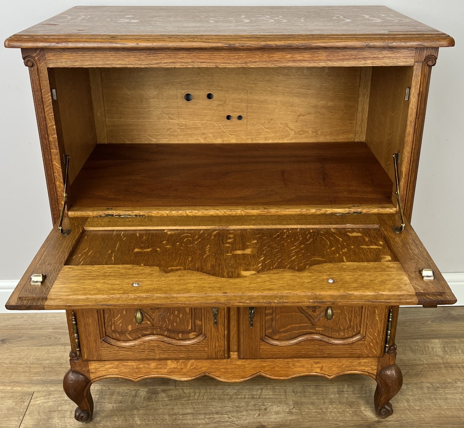 Cabinet Vintage French Louis XIV Style Oak Sideboard Carved Cupboard LOT 624915