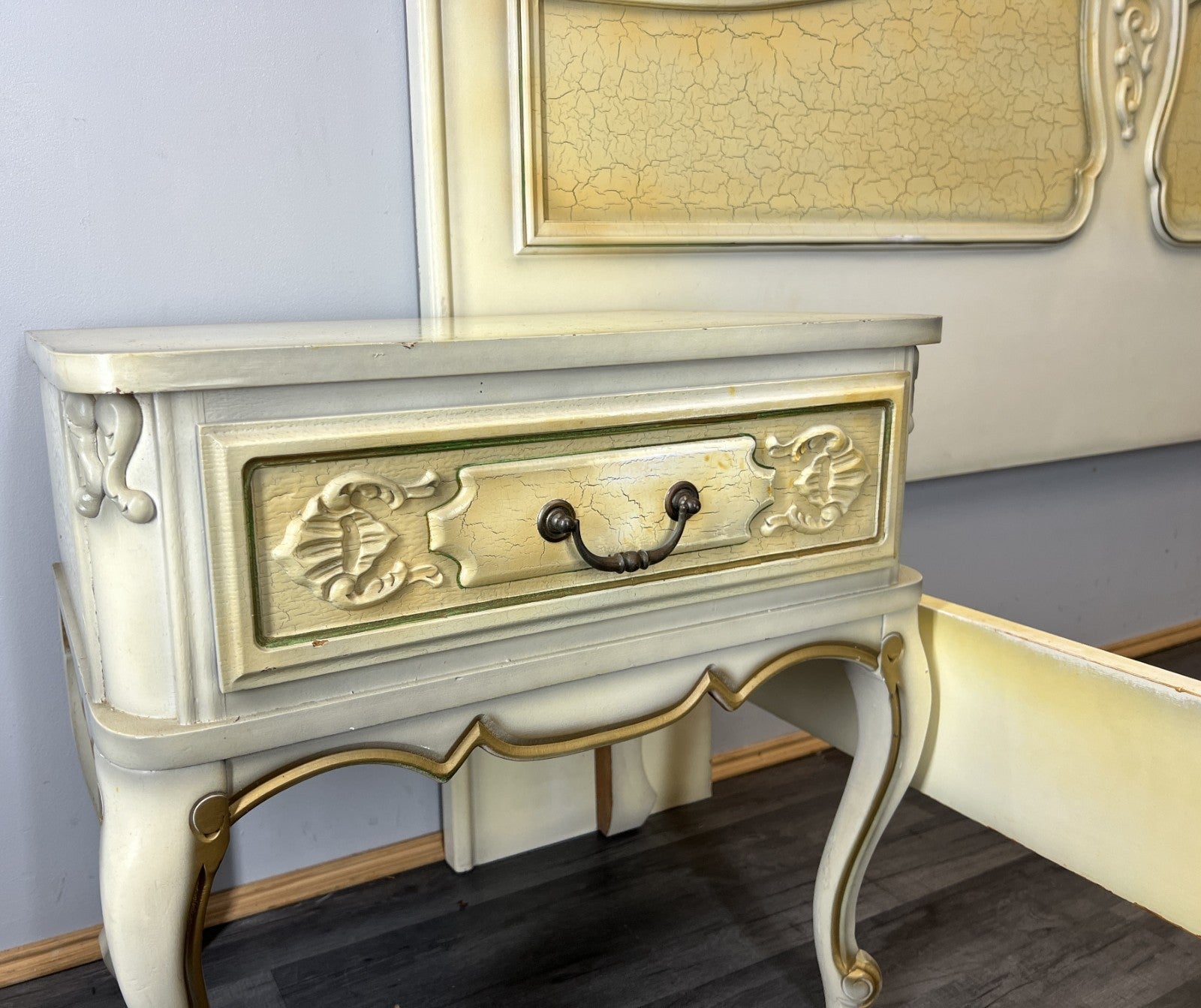 Bed Vintage Shabby Chic Double Bed Frame Headboard with Bedsides Tables LOT 463613