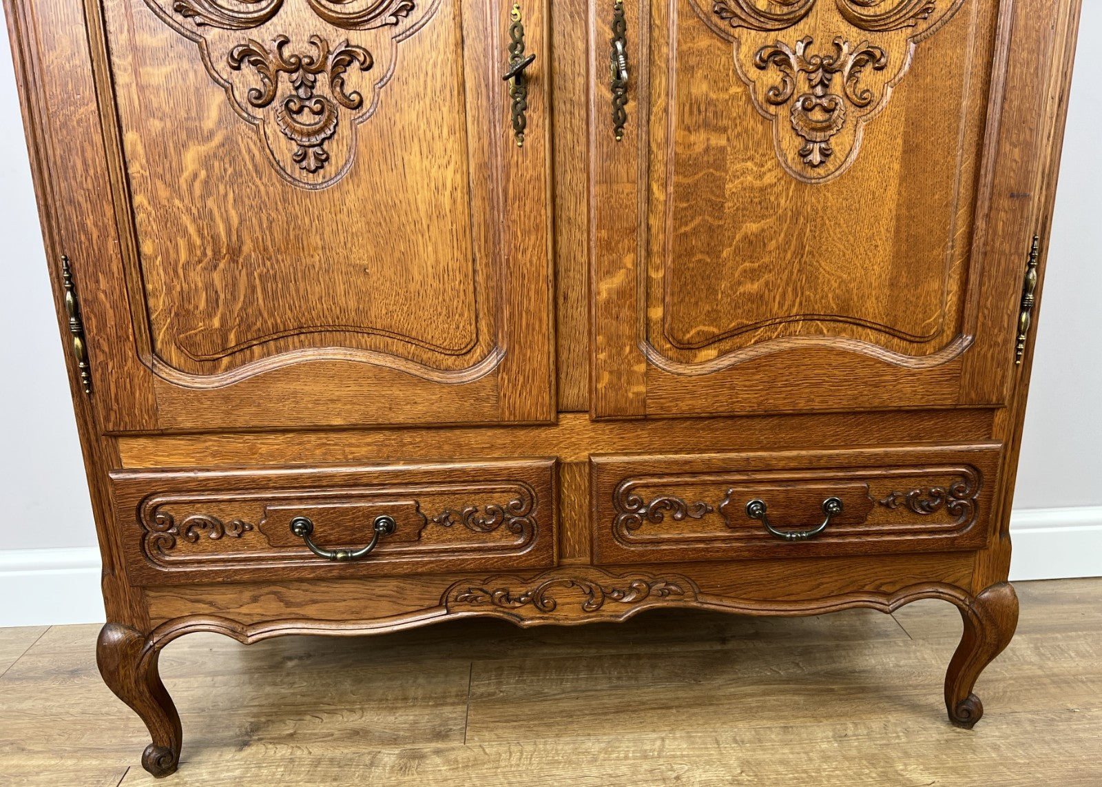 Cabinet Vintage French Louis XIV Oak Sideboard with Carved Cupboard LOT 62516