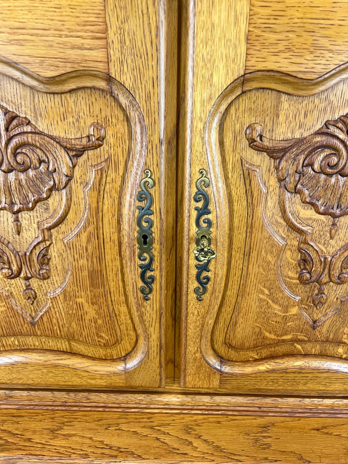 Cabinet Vintage French Style Oak Carved Storage Drawers Cupboard LOT 37536