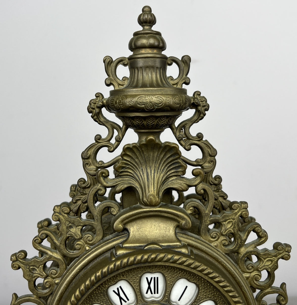 Clock Vintage French Style Quartz Ornate Roman Numeral Mantel Clock LOT 6443