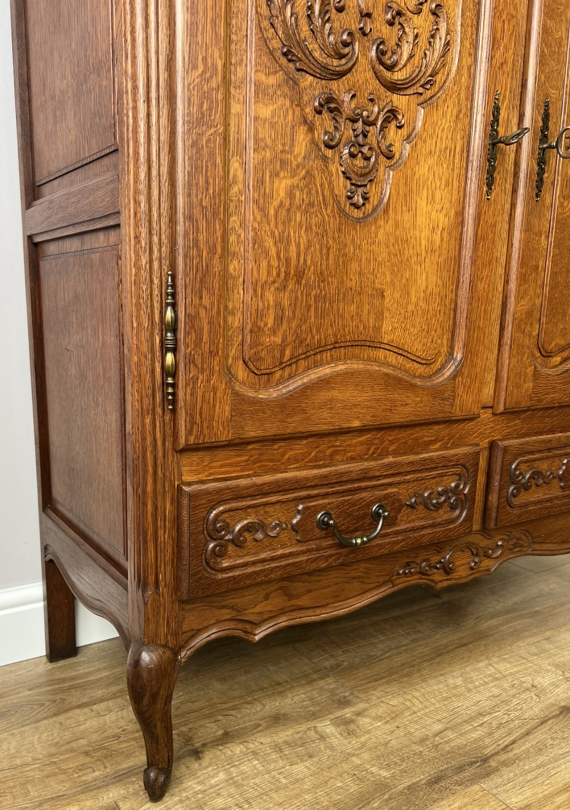 Cabinet Vintage French Louis XIV Oak Sideboard with Carved Cupboard LOT 62518