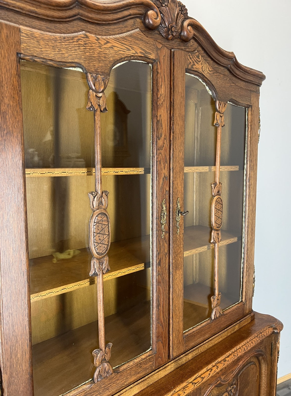 Bookcase Vintage French Louis XIV Style Oak Display Cabinet Sideboard LOT 44764