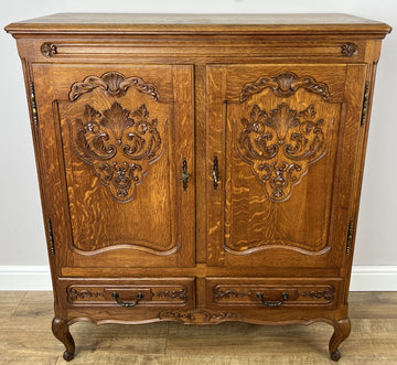 Cabinet Vintage French Louis XIV Oak Sideboard with Carved Cupboard LOT 62510