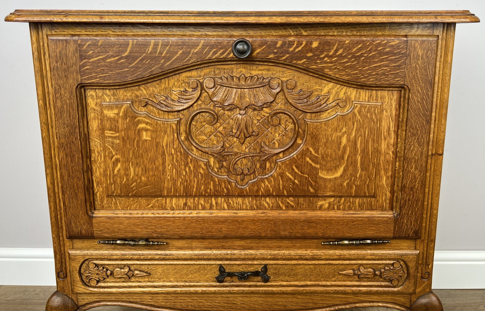 Cabinet Vintage French Louis XIV Oak Sideboard with Carved Cupboard LOT 62474