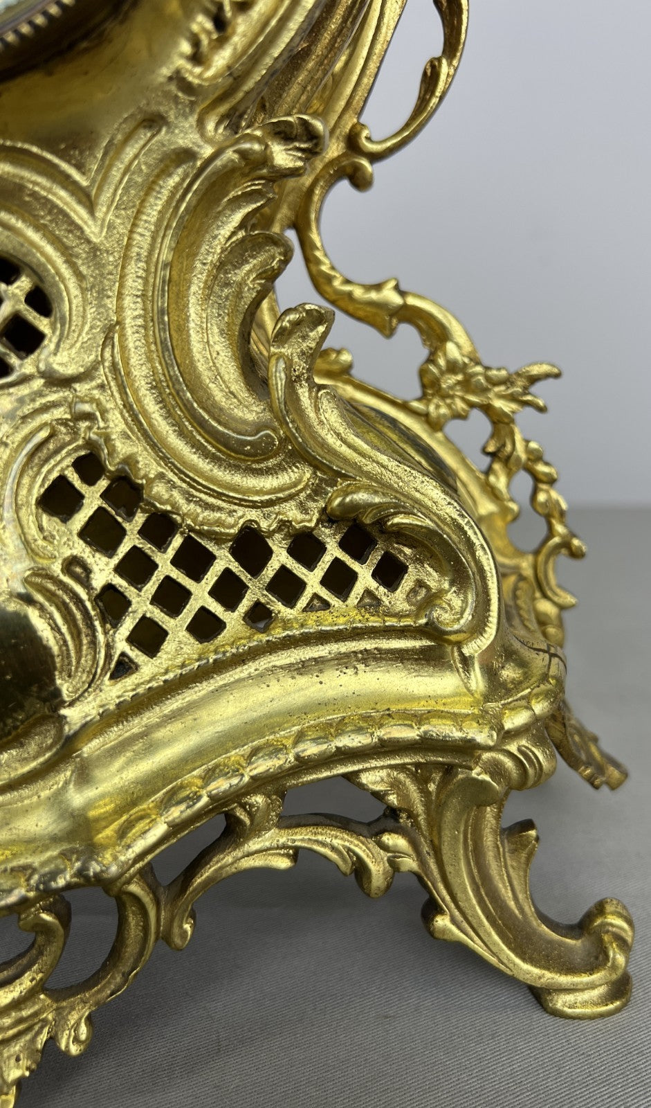 Clock Vintage French Style Brass Ornate Mantel Clock with Key LOT 6474
