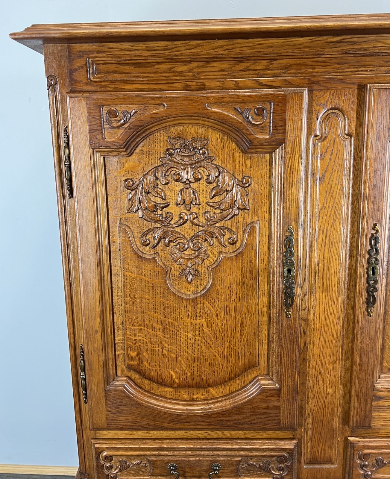 Cabinet Vintage French Louis XIV Oak Sideboard with Carved Cupboard LOT 44713