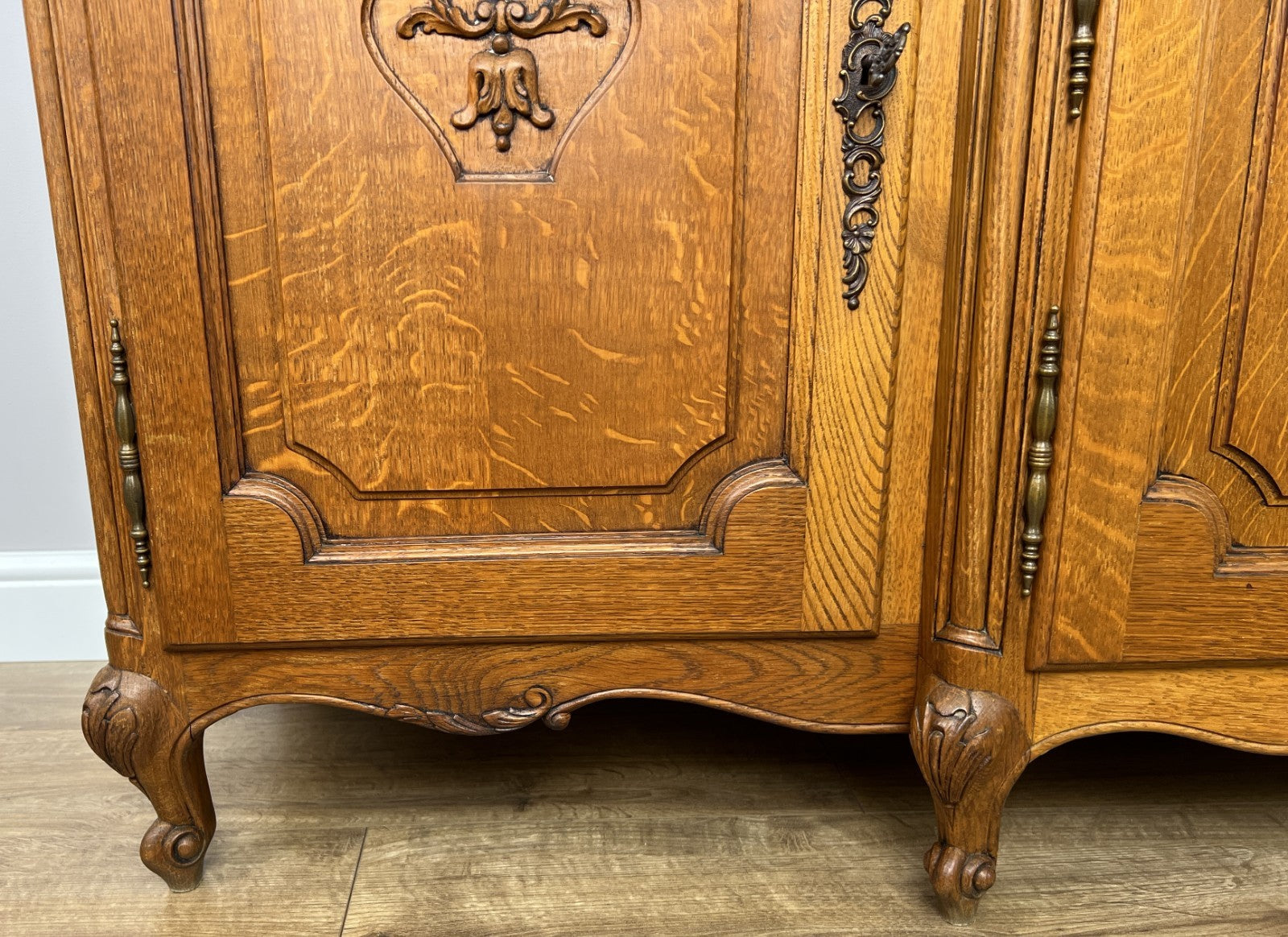 Sideboard Vintage French Louis Style Oak 4 Door Cupboard Carved Cabinet LOT 63617
