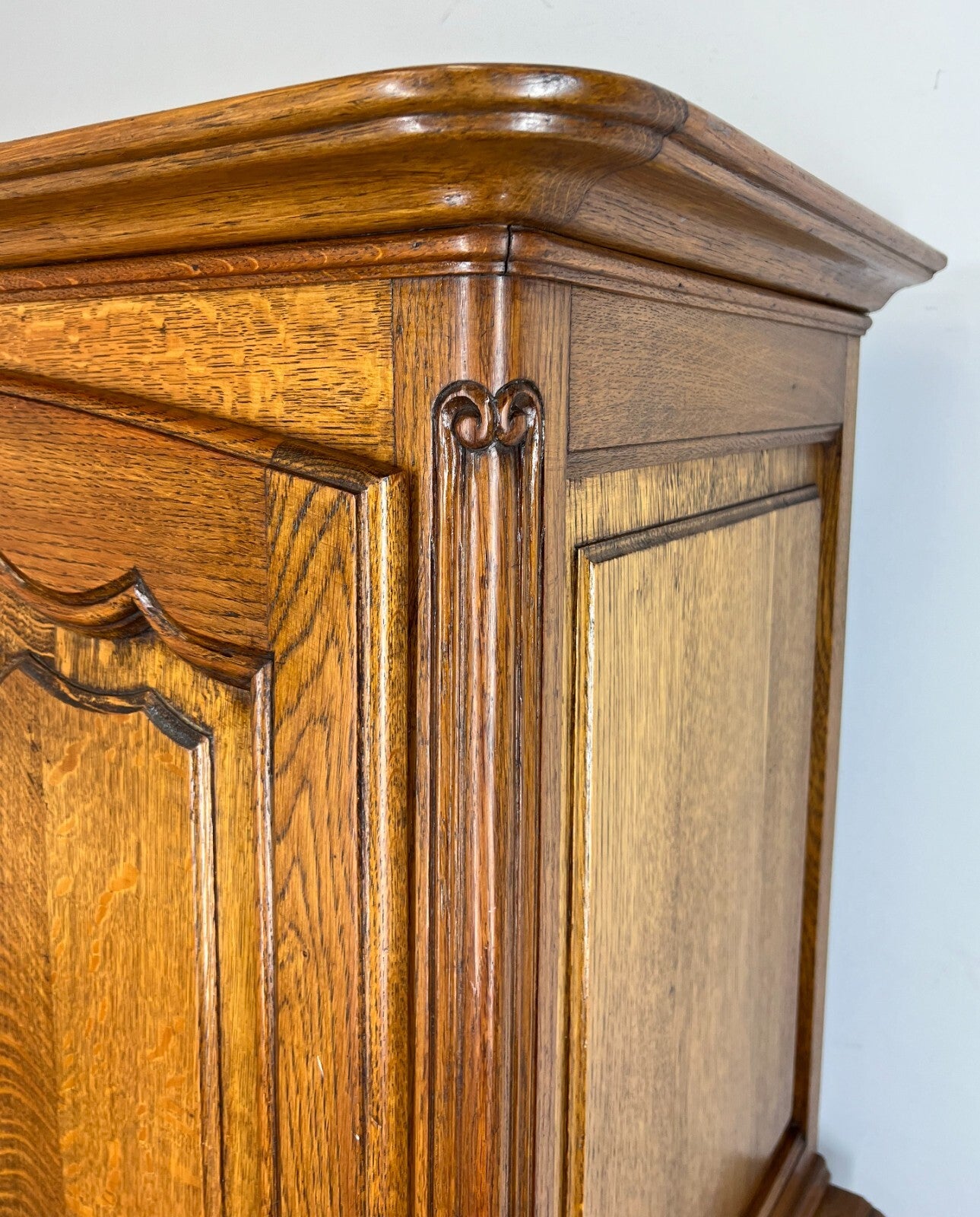Cabinet Vintage French Louis XIV Style Cabriole Legs Carved Sideboard LOT 291710