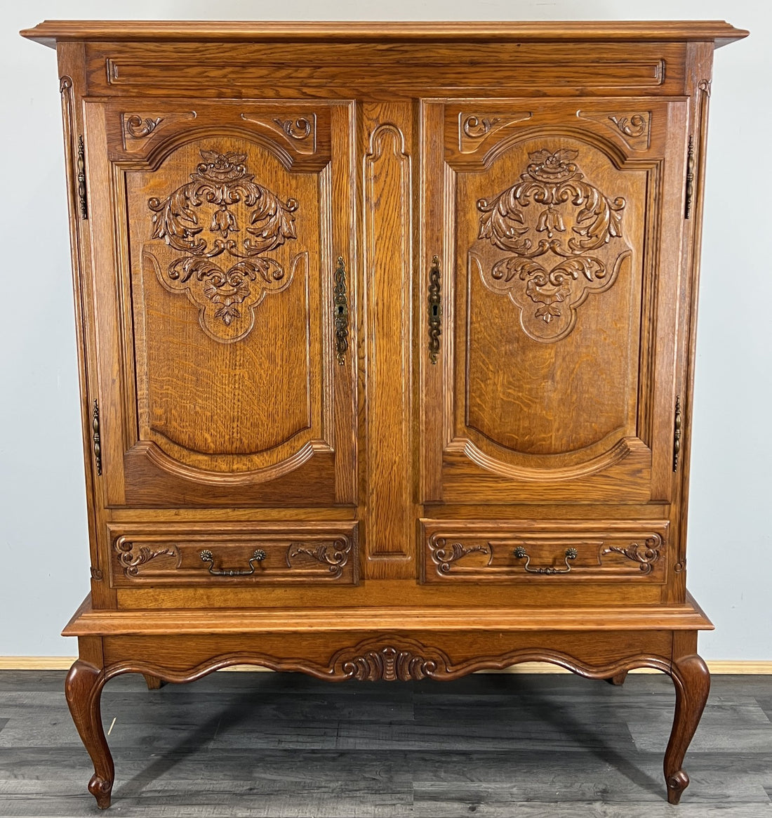 Cabinet Vintage French Louis XIV Oak Sideboard with Carved Cupboard LOT 44710