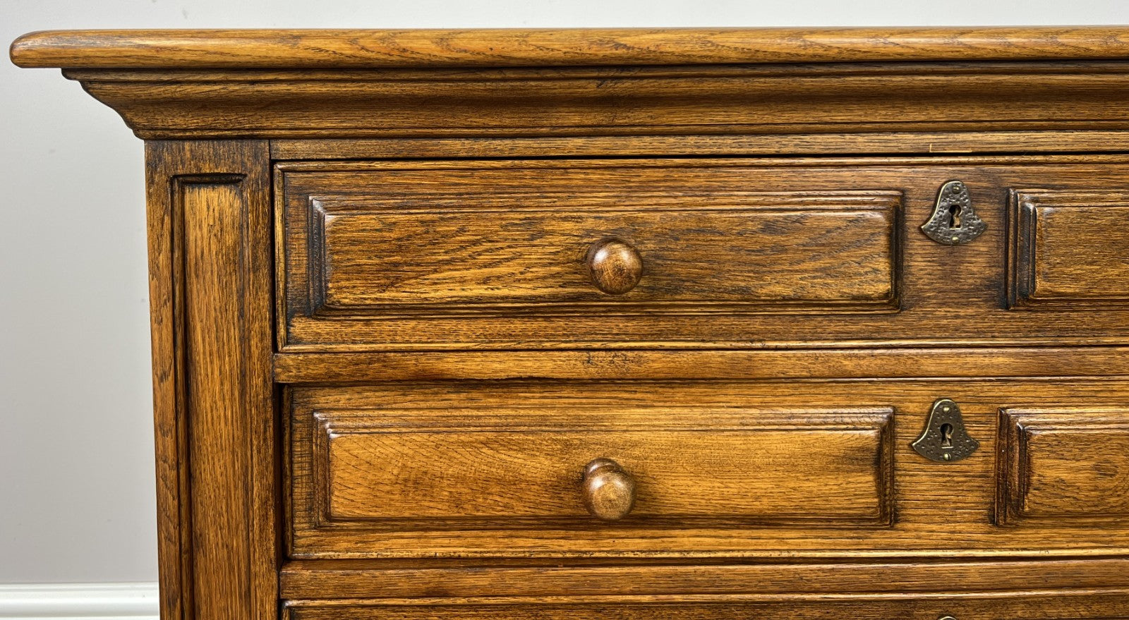 Chest of Drawers Vintage French Style Oak 4 Drawers Carved Cabinet LOT 62585