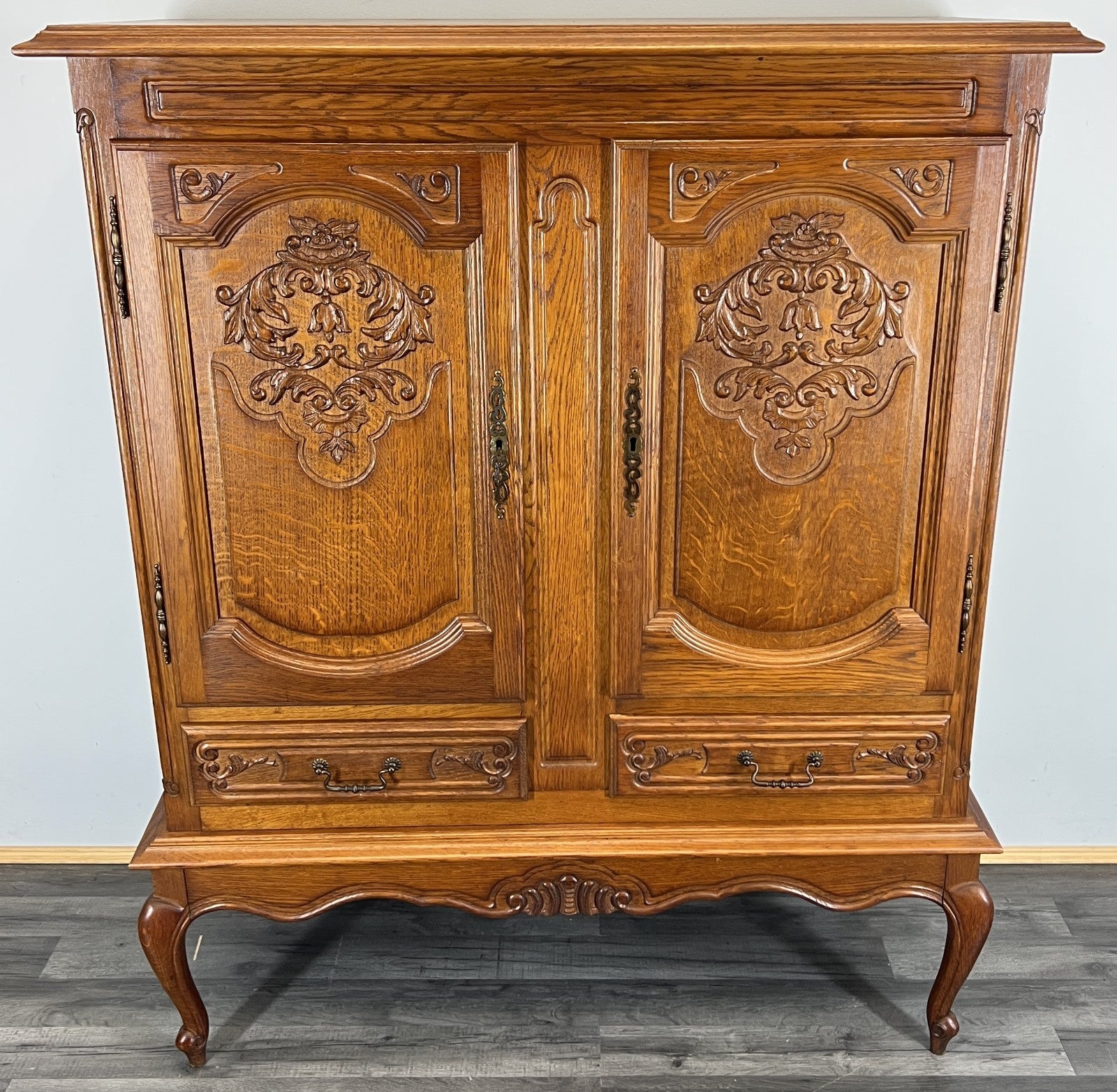 Cabinet Vintage French Louis XIV Oak Sideboard with Carved Cupboard LOT 44710