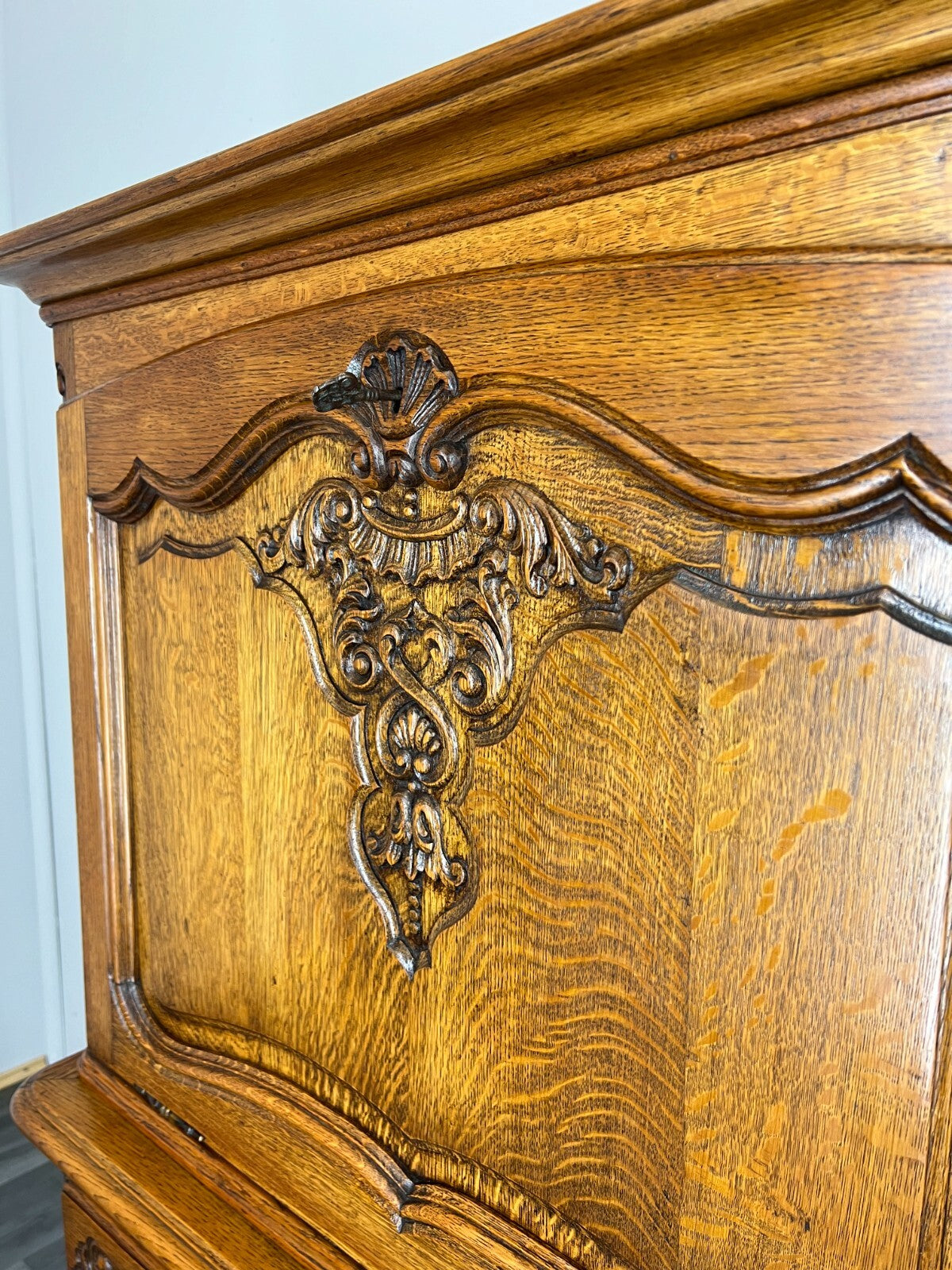 Cabinet Vintage French Louis XIV Style Cabriole Legs Carved Sideboard LOT 29179