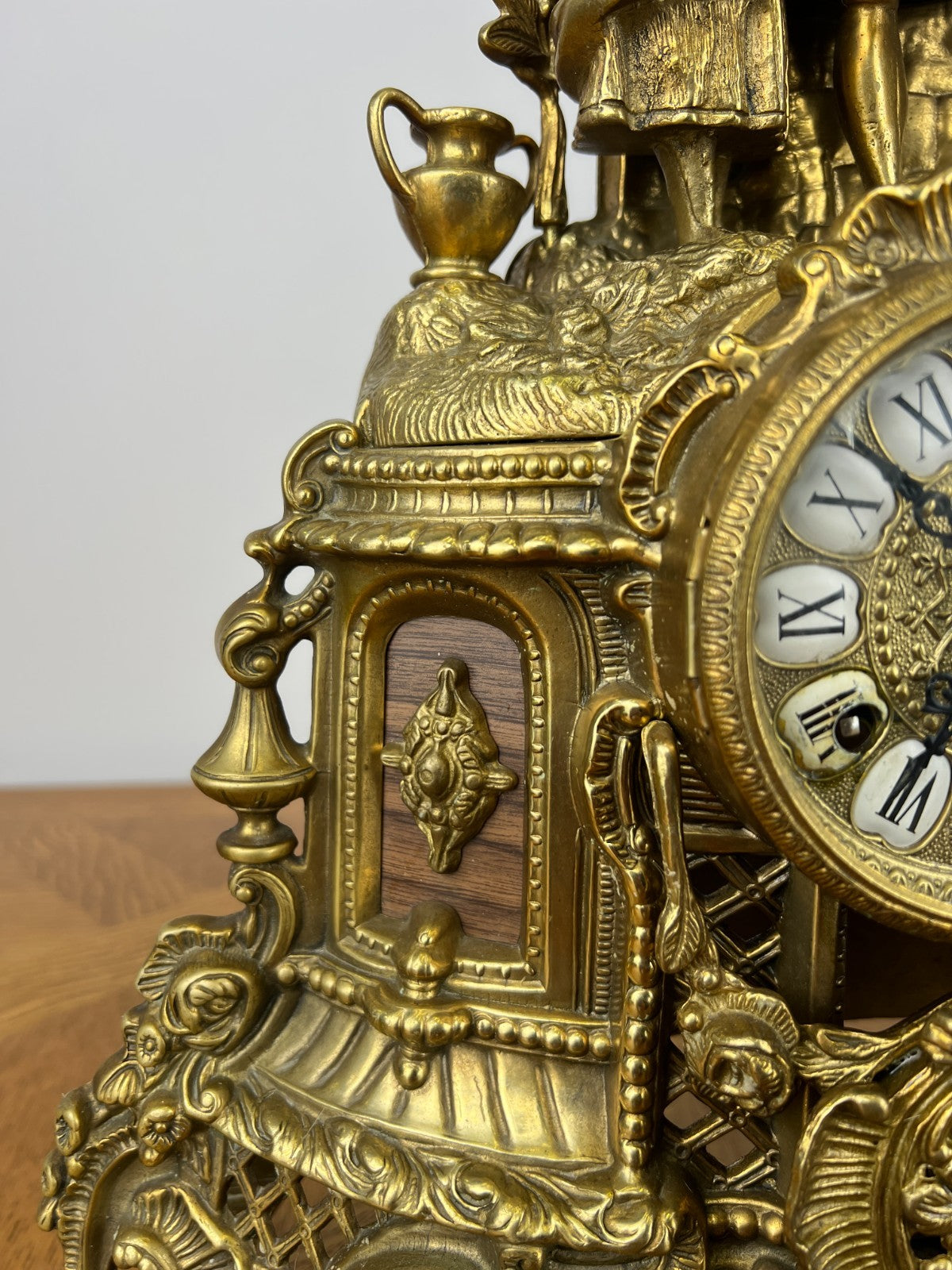 Clock Vintage French Brass Ornate Romantic Couple Mantel Clock LOT 60524